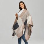 Cape-Femme-Carreaux-Beige-look-decontracte-sophistique