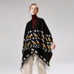 Poncho-Femme-Triangles-Franges-Texture-Souple