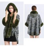 Poncho-avec-Capuche-Fourrure-Verte-tendance-moderne